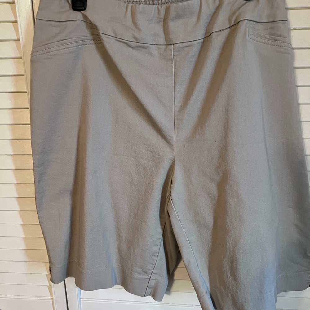 Croft & Barrow Women's Gray Bermuda Shorts
H-49